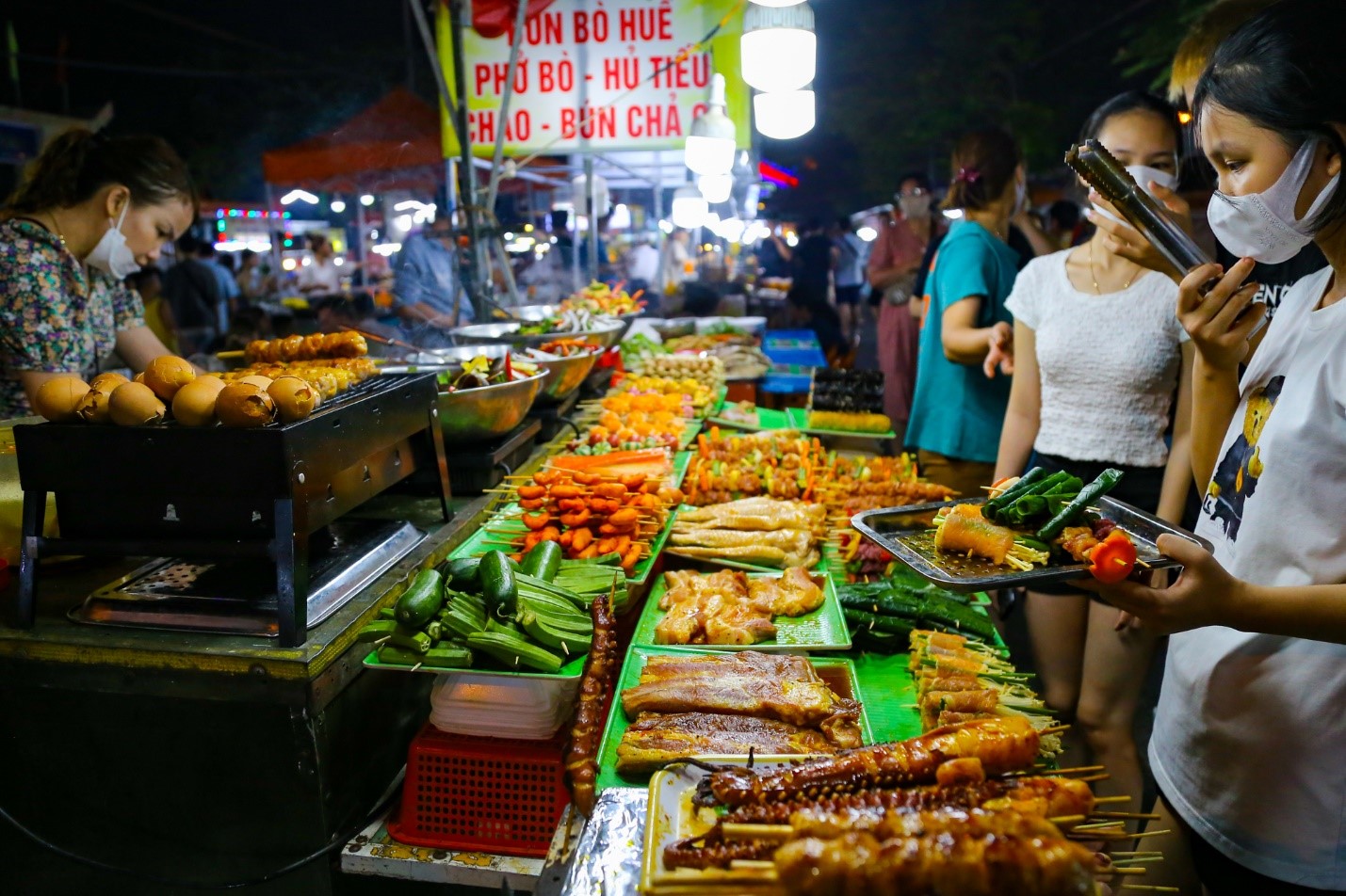 Chợ ăn vặt Đà Nẵng có gì hấp dẫn? Khám phá 5 khu chợ ẩm thực khiến du khách mê mẩn