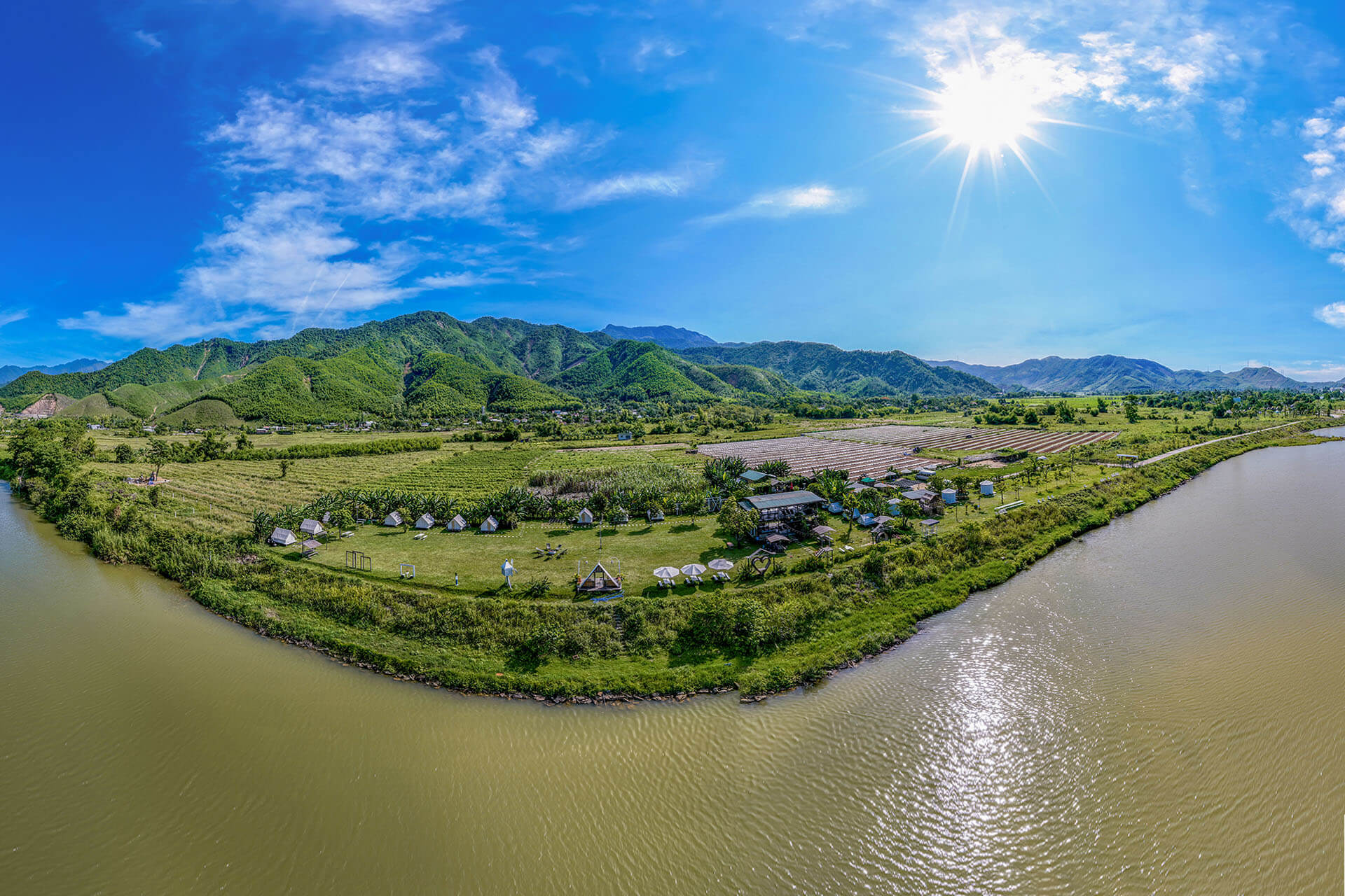 Làng Mê Đà Nẵng có gì đặc biệt? Review địa điểm cắm trại cực chill giữa núi rừng