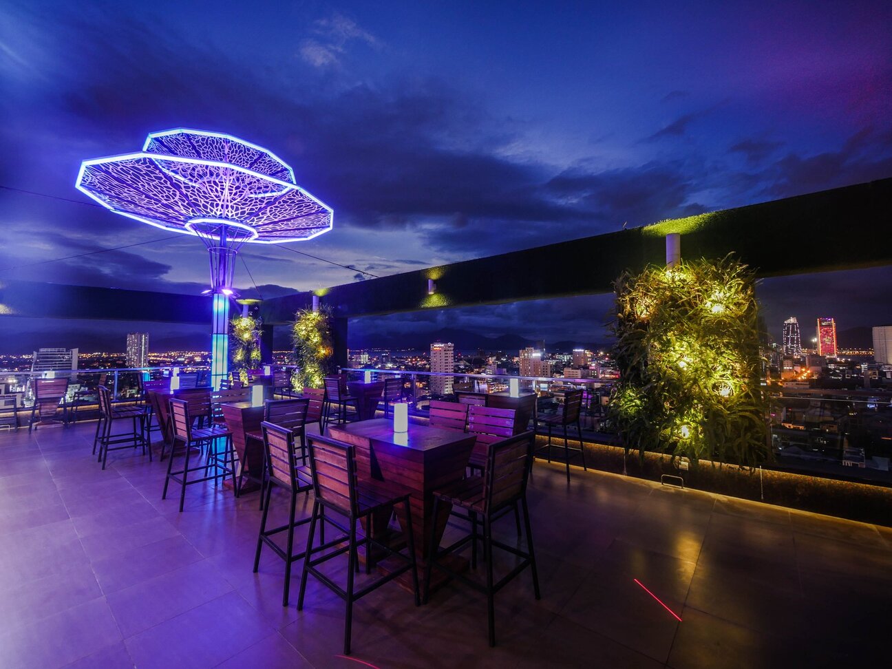 Top View Bar Đà Nẵng: Rooftop Bar Ngắm Trọn Thành Phố Từ Trên Cao Có Gì Hấp Dẫn?