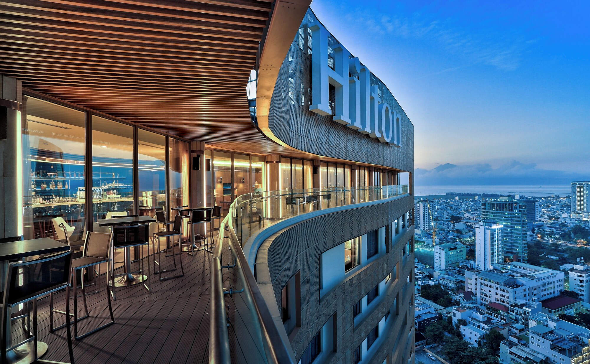 Review Hilton Đà Nẵng bên bờ sông Hàn