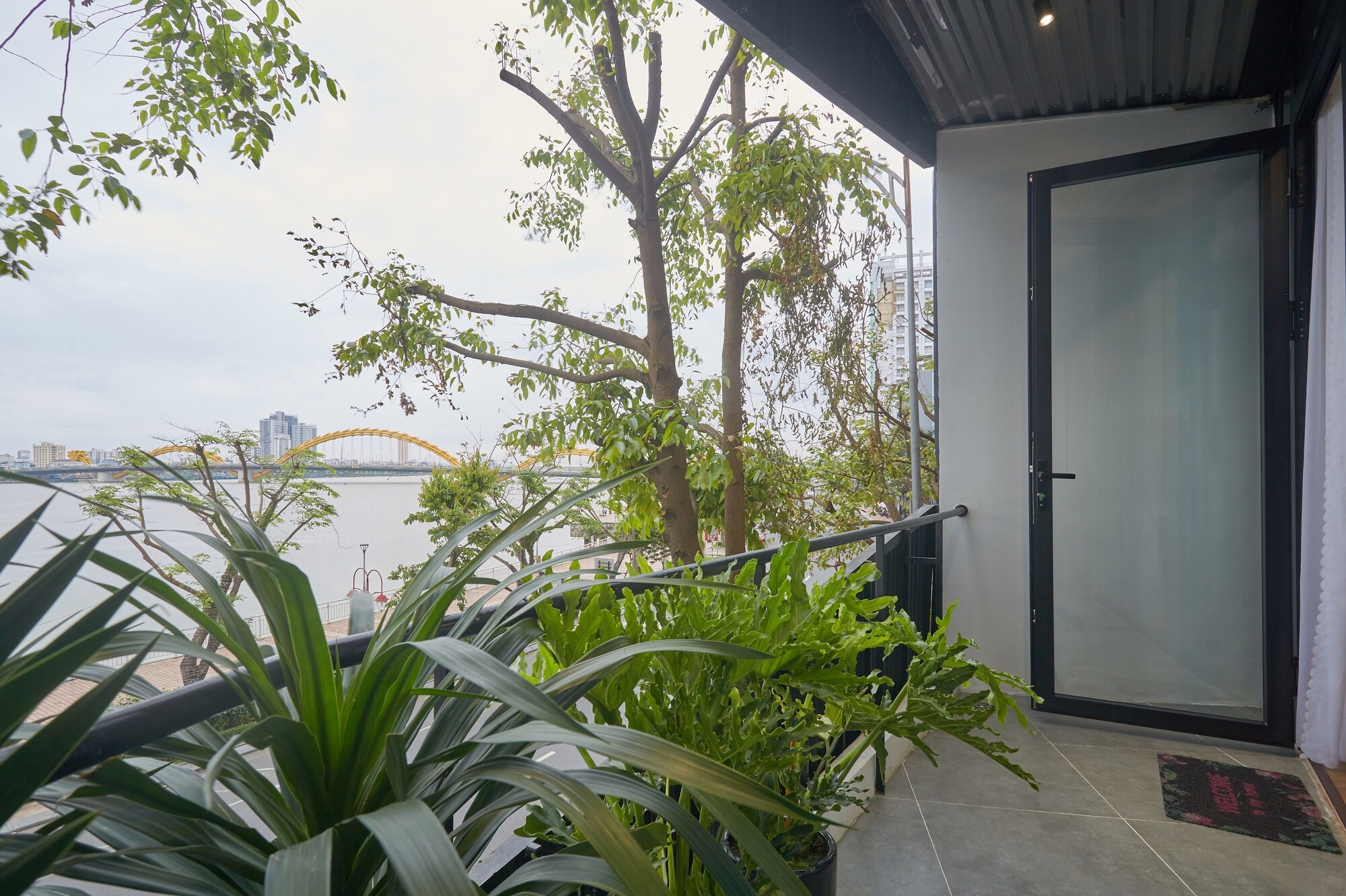 Review The Garden Capsule Hotel bên sông Hàn